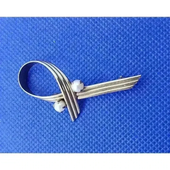 Vintage Brooch 12k Gold Plated Swirl Ribbon Faux Pearls Wells Pin - Picture 1 of 8
